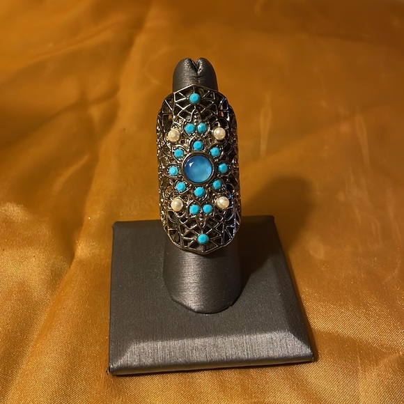 Gold colored ring with faux pearls & blue gems.size 7-Costume jewelry - Picture 4 of 11